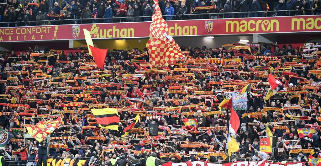 Lens fans at a stadium.