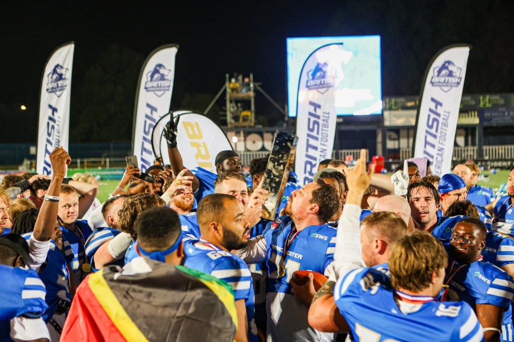 Manchester Titans kissing a trophy